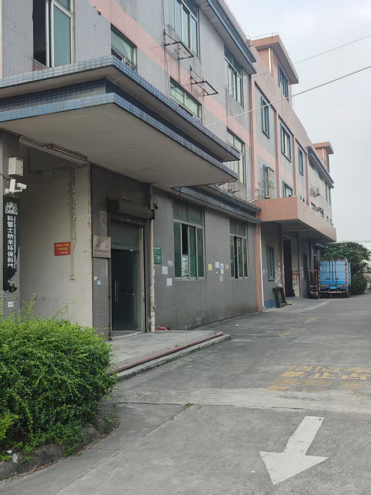 厂区通道与建筑外观